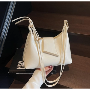 Detail der minimalistischen beigen Schultertasche aus PU-Leder mit goldener Metallschnalle