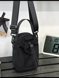Fashion Trendy Lightweight Nylon Drawstring Bucket Bag For Women Outdoor Sporty Casual Crossbody Phone Purse With Wide Shoulder Strap