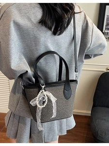 Sac fourre-tout tissé à rayures grises avec breloque perle et lanières en cuir chic