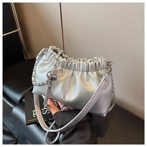 Détail d'un sac nuage plissé argenté avec texture litchi et bandoulière en chaîne