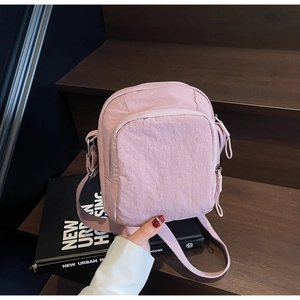 Detailansicht der rosa Nylon-Handytasche mit Doppelreißverschluss und Webband