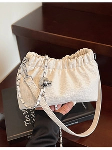 Sac sous le Bras Plissé à Texture Litchi pour Femme avec Chaîne à Boule Métallique Sac à Bandoulière Sac Nuage Soirée