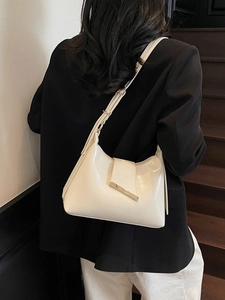Minimalistische beige glänzende Crescent-Tasche für Damen mit verstellbarem Riemen
