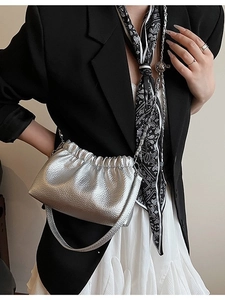 Sac nuage argenté à plis avec texture litchi et large bandoulière confortable