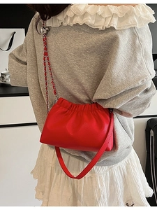 Sac nuage rouge plissé tendance en similicuir grainé avec bandoulière chaîne argentée