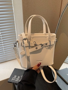 Elegante borsa a secchiello beige in pelle con fibbia argento per uso casual a spalla