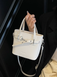 Borsa a secchiello bianca in pelle martellata con occhielli in metallo argento