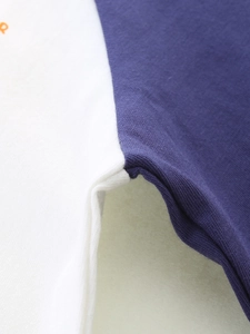 Jungen Langarmshirt aus Baumwolle mit blau-weißen Nähten und orangefarbenem Buchstabendruck
