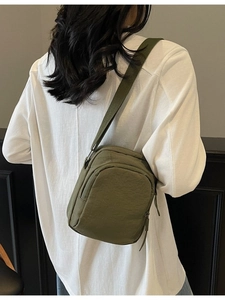 Minimalistische olivgrüne Nylon-Handytasche mit breitem Gurt für einen lässigen Look
