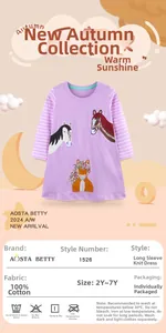 Détail de robe en coton pour fille avec broderie de chevaux et manches rayées