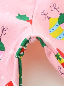 Felpa natalizia rosa per bambina con dettaglio su cuciture in cotone e stampe festive