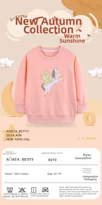 Détail du sweat-shirt rose en coton avec broderie licorne blanche pour petites filles