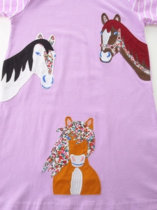 Robe lavande pour fille avec broderie de cheval colorée et poignets rayés