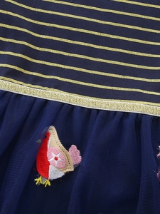 Dunkelblaues gestreiftes Mädchen-Tüllkleid mit Goldstickerei und Vogel-Patch