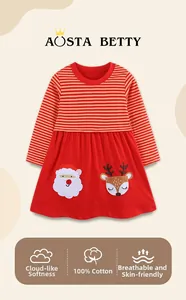 Détail de robe de Noël pour fille avec broderie Père Noël et tissu en coton rouge doux