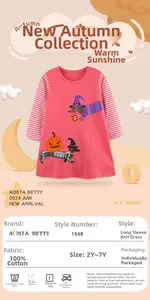 Dettaglio vestito Halloween bambina in cotone con maniche a righe e stampe di cani