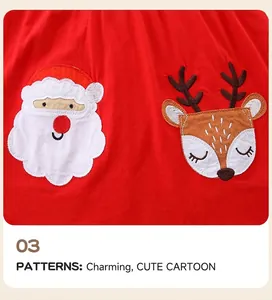 Détail de broderie de Noël avec Père Noël et renne sur robe rouge pour fille