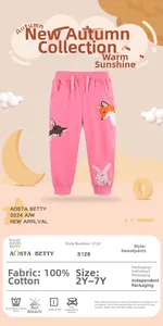 Détail du jogging en coton rose avec broderie renard et lapin et taille élastique à cordon