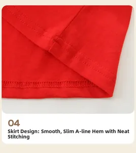 Détail de l'ourlet en A de la robe rouge pour fille avec des coutures et tissu coton