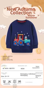 Détail du sweat-shirt enfant en coton bleu marine avec broderie renne et Père Noël