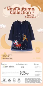 Détail de la broderie Père Noël et renne sur la robe en tulle bleu foncé pour filles