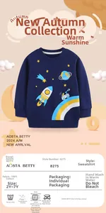 Détail du sweat-shirt en coton pour garçons avec motif fusée et étiquette 100% coton