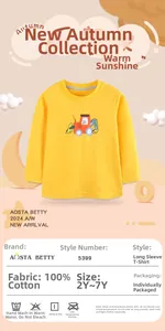 Detailansicht eines gelben Kinder-Langarmshirts aus Baumwolle mit Traktor-Aufdruck