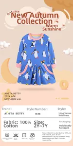 Detalle de vestido azul de manga larga para niña con estampado de pingüinos y tejido 100% algodón