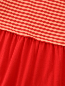 Robe de Noël pour filles avec patchwork rayé rouge et détails plissés en maille douce
