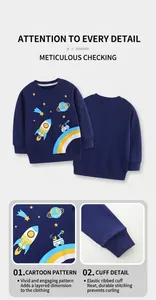 Détail de l'imprimé fusée spatiale et poignets côtelés sur sweat-shirt enfant bleu marine