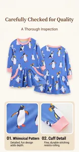 Detalle del vestido azul marino de manga larga para niña con estampado de pingüinos y puños