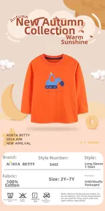 Détail d'un t-shirt à manches longues en coton orange avec imprimé excavatrice et tailles