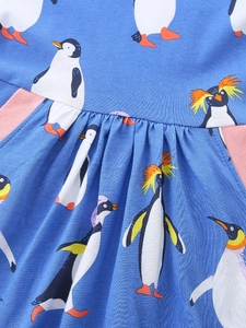 Vestido azul de manga larga para niña con estampados de pingüinos y bolsillos plisados