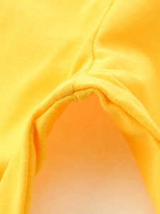 Gelbes Langarm-T-Shirt für Jungen aus Baumwolle mit verstärkten flachen Nähten im Detail