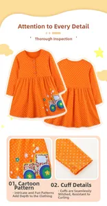 Broderie détaillée de tracteur coloré sur une robe en coton orange à pois blancs