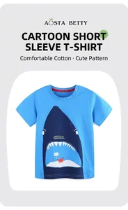 Détail du t-shirt bleu clair en coton avec imprimé requin et crabe amusant