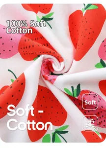 Detailopname van zachte 100% katoenen stof met schattige rode aardbeienprint patronen