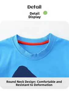 Détail du col rond renforcé avec ruban contrasté rouge sur un t-shirt pour garçon en coton