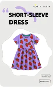 Détail de la robe violette en coton pour fille avec imprimé fraises et petite poche mignonne