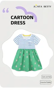 Dettaglio vestito da bambina in 100% cotone con corpetto a righe e cane cartoon