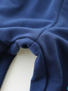 Pantalón deportivo azul marino para niños con estampados de coches y puños elásticos