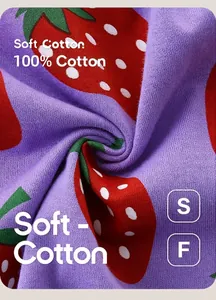 Gros plan du tissu en maille de coton violet orné de motifs de fraises rouges vives