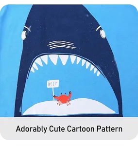 Gros plan d'imprimé requin et crabe sur t-shirt bleu ciel pour garçons
