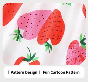 Detailopname van levendige aardbeienprint op zachte witte katoenen stof