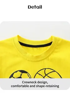 Detail eines gelben Jungen-T-Shirts mit Fußballprint und verstärktem Rundhalsausschnitt