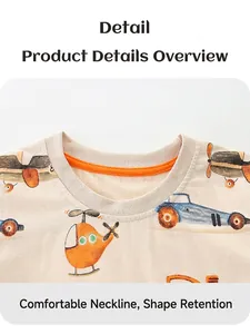 Détail du t-shirt en coton pour garçons avec imprimés véhicules et col rond en maille côtelée