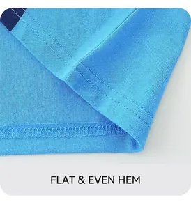 Détail de l'ourlet à double couture de qualité sur ce t-shirt bleu pour garçons