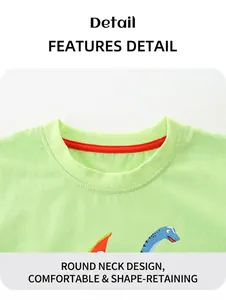 Détail d'un t-shirt en coton vert pour garçons avec imprimé dinosaure et col rond renforcé
