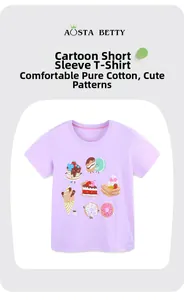 Détail d'un t-shirt violet en coton pour fille avec motifs de desserts colorés