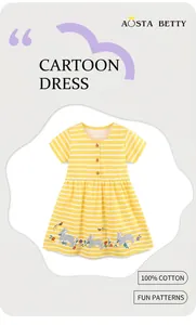 Détail d'une robe en coton à rayures jaunes et blanches avec broderies de lapin et d'abeille